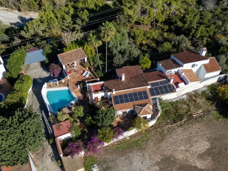 In the sought-after area of Tablazos, between Frigiliana and Nerja, you will find this cosy and charming villa that offers both comfort and character. The house features four bedrooms and three bathrooms, a living room full of personality, and a beautiful