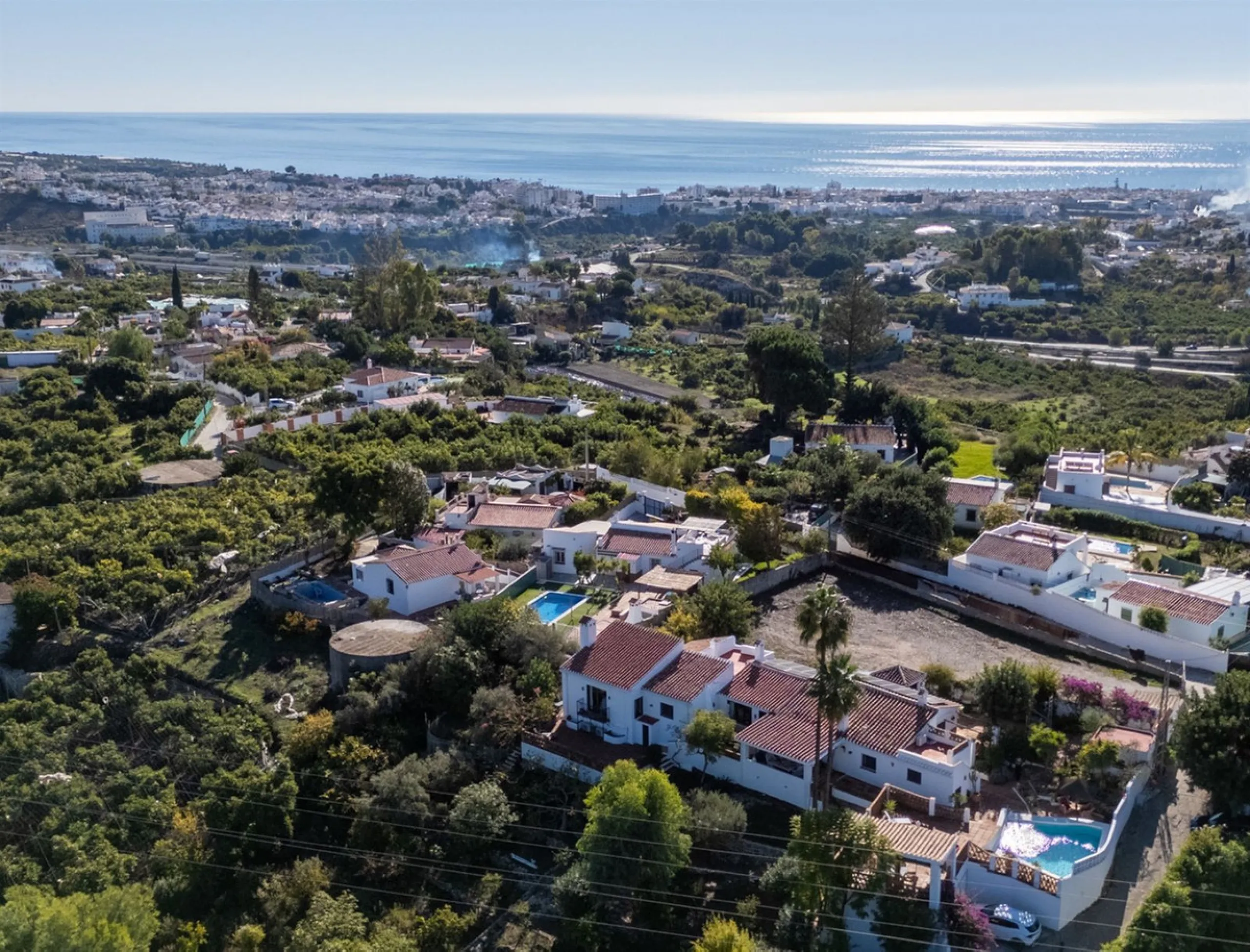 In the sought-after area of Tablazos, between Frigiliana and Nerja, you will find this cosy and charming villa that offers both comfort and character. The house features four bedrooms and three bathrooms, a living room full of personality, and a beautiful