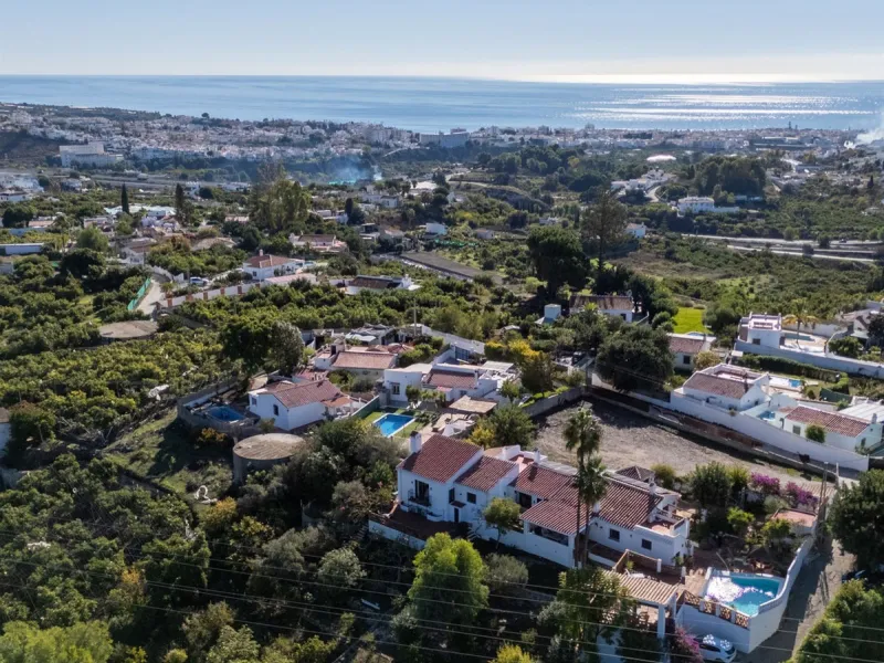 In the sought-after area of Tablazos, between Frigiliana and Nerja, you will find this cosy and charming villa that offers both comfort and character. The house features four bedrooms and three bathrooms, a living room full of personality, and a beautiful