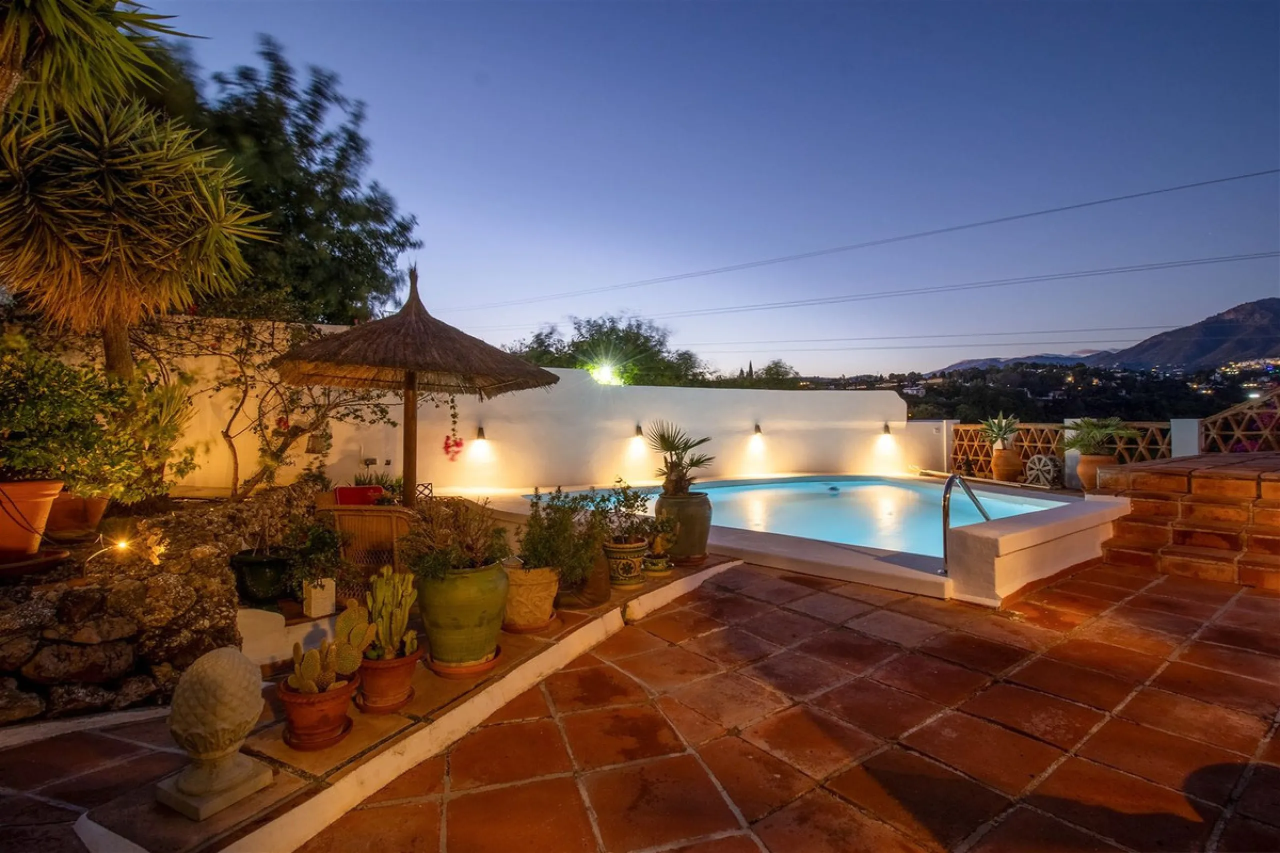 In the sought-after area of Tablazos, between Frigiliana and Nerja, you will find this cosy and charming villa that offers both comfort and character. The house features four bedrooms and three bathrooms, a living room full of personality, and a beautiful