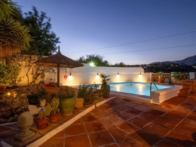 In the sought-after area of Tablazos, between Frigiliana and Nerja, you will find this cosy and charming villa that offers both comfort and character. The house features four bedrooms and three bathrooms, a living room full of personality, and a beautiful