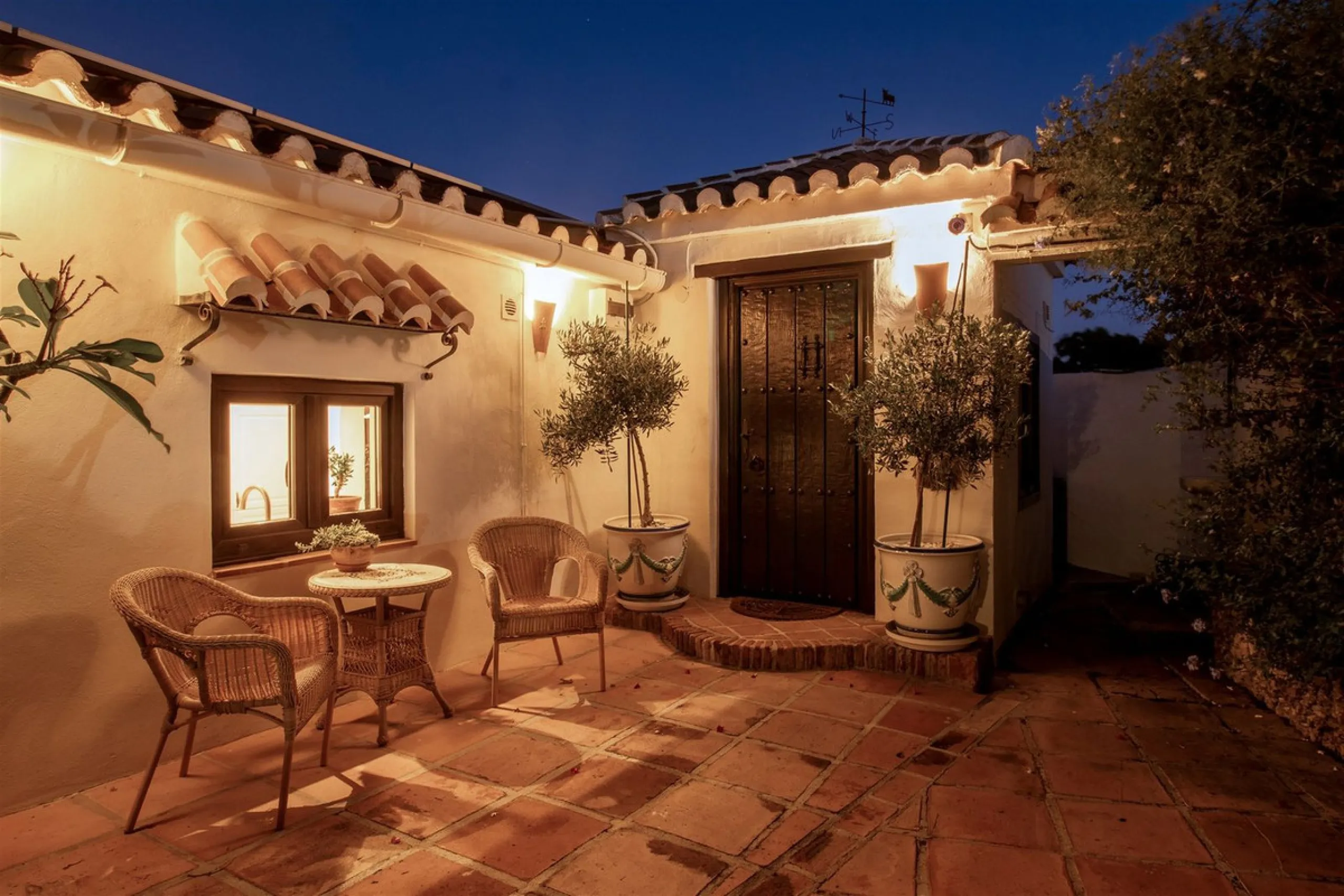 In the sought-after area of Tablazos, between Frigiliana and Nerja, you will find this cosy and charming villa that offers both comfort and character. The house features four bedrooms and three bathrooms, a living room full of personality, and a beautiful