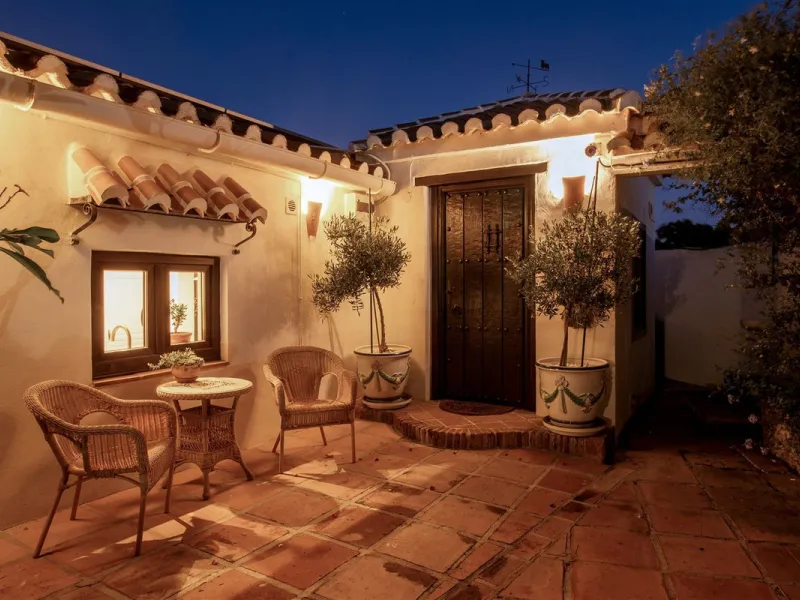 In the sought-after area of Tablazos, between Frigiliana and Nerja, you will find this cosy and charming villa that offers both comfort and character. The house features four bedrooms and three bathrooms, a living room full of personality, and a beautiful