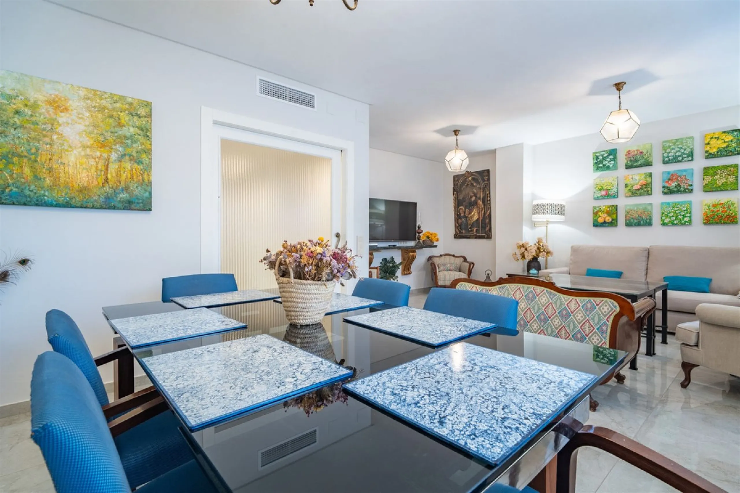 Discover this exclusive apartment of 128 m² of usable space, located in one of Málaga's most iconic areas: Paseo de Reding, just steps from the sea and very close to the historic city center.