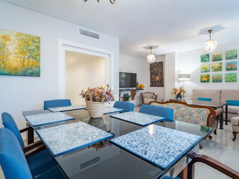 Discover this exclusive apartment of 128 m² of usable space, located in one of Málaga's most iconic areas: Paseo de Reding, just steps from the sea and very close to the historic city center.