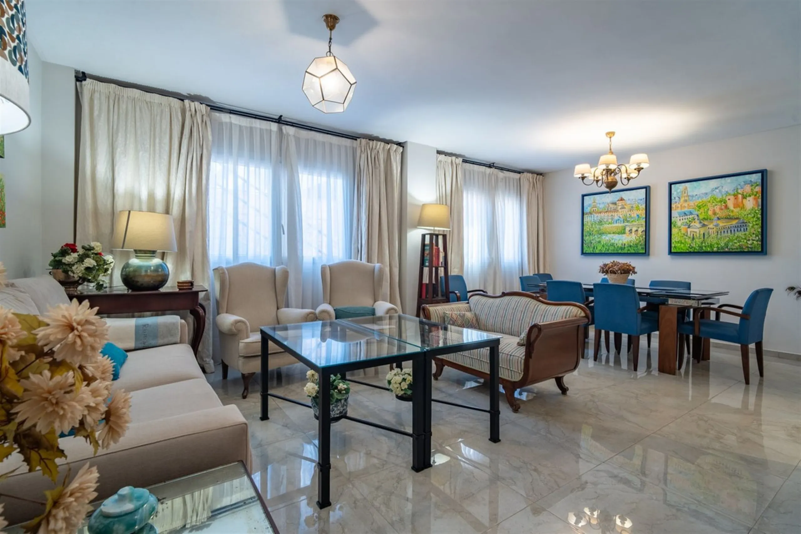 Discover this exclusive apartment of 128 m² of usable space, located in one of Málaga's most iconic areas: Paseo de Reding, just steps from the sea and very close to the historic city center.