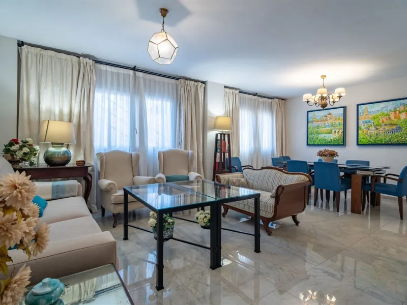Discover this exclusive apartment of 128 m² of usable space, located in one of Málaga's most iconic areas: Paseo de Reding, just steps from the sea and very close to the historic city center.