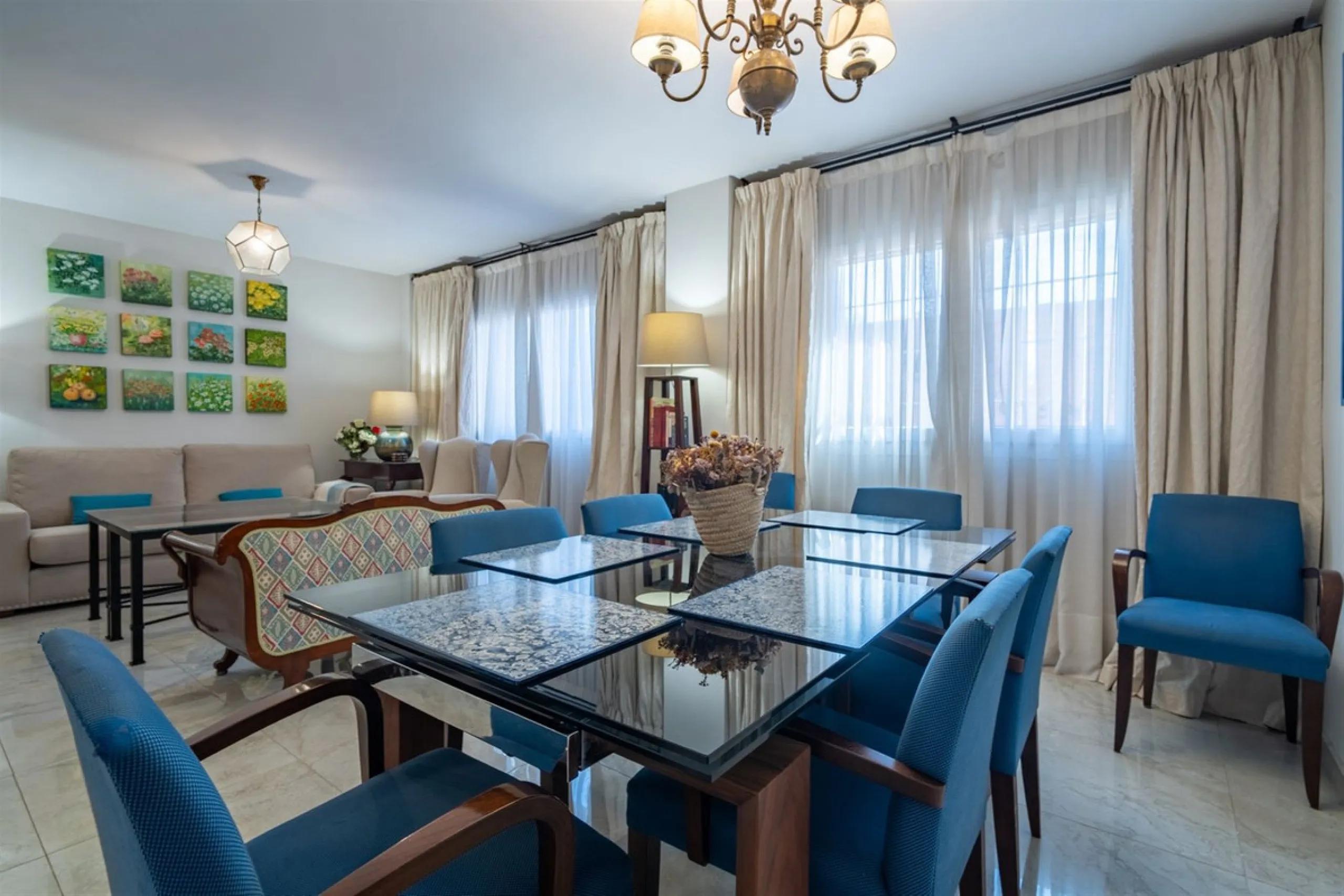 Discover this exclusive apartment of 128 m² of usable space, located in one of Málaga's most iconic areas: Paseo de Reding, just steps from the sea and very close to the historic city center.