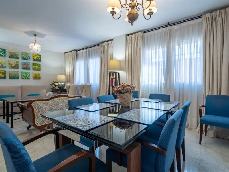 Discover this exclusive apartment of 128 m² of usable space, located in one of Málaga's most iconic areas: Paseo de Reding, just steps from the sea and very close to the historic city center.