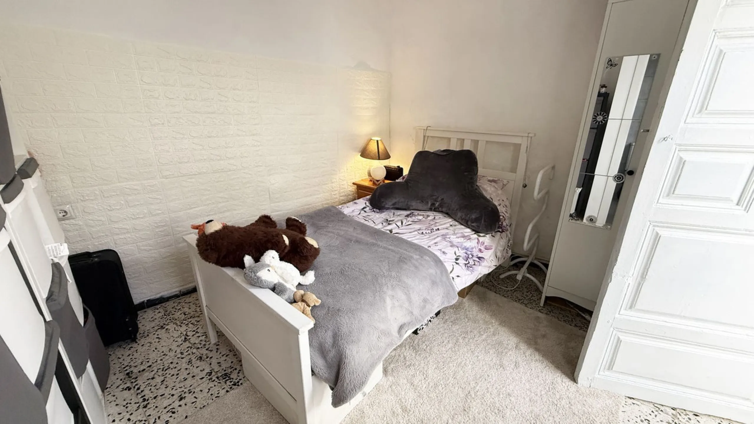 Ruhig gelegen im Herzen von Alhaurín el Grande bietet dieses geräumige und vielseitige Reihenhaus großzügiges Wohnen nur wenige Gehminuten von allen örtlichen Annehmlichkeiten, Geschäften, Restaurants und Dienstleistungen entfernt