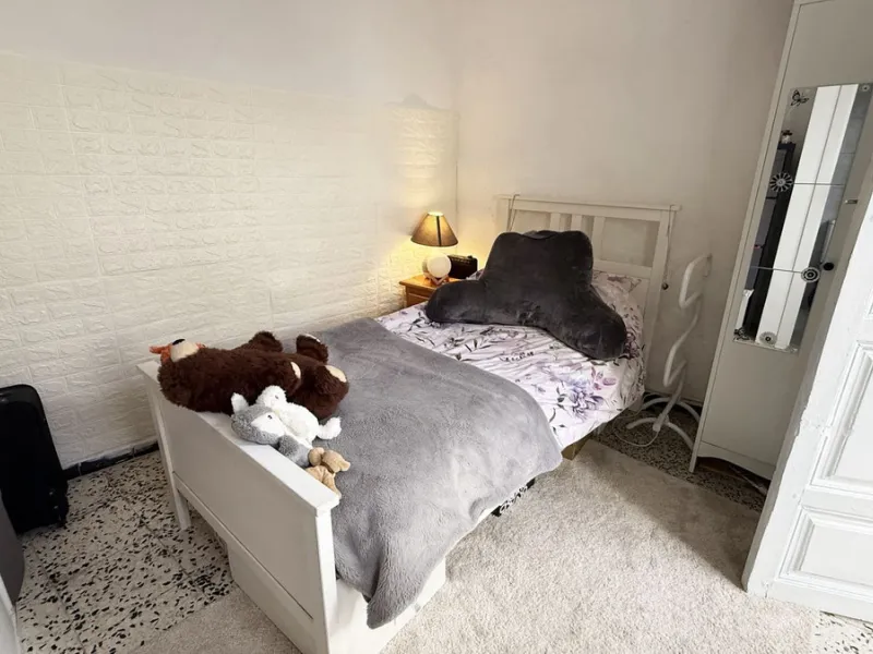 Ruhig gelegen im Herzen von Alhaurín el Grande bietet dieses geräumige und vielseitige Reihenhaus großzügiges Wohnen nur wenige Gehminuten von allen örtlichen Annehmlichkeiten, Geschäften, Restaurants und Dienstleistungen entfernt
