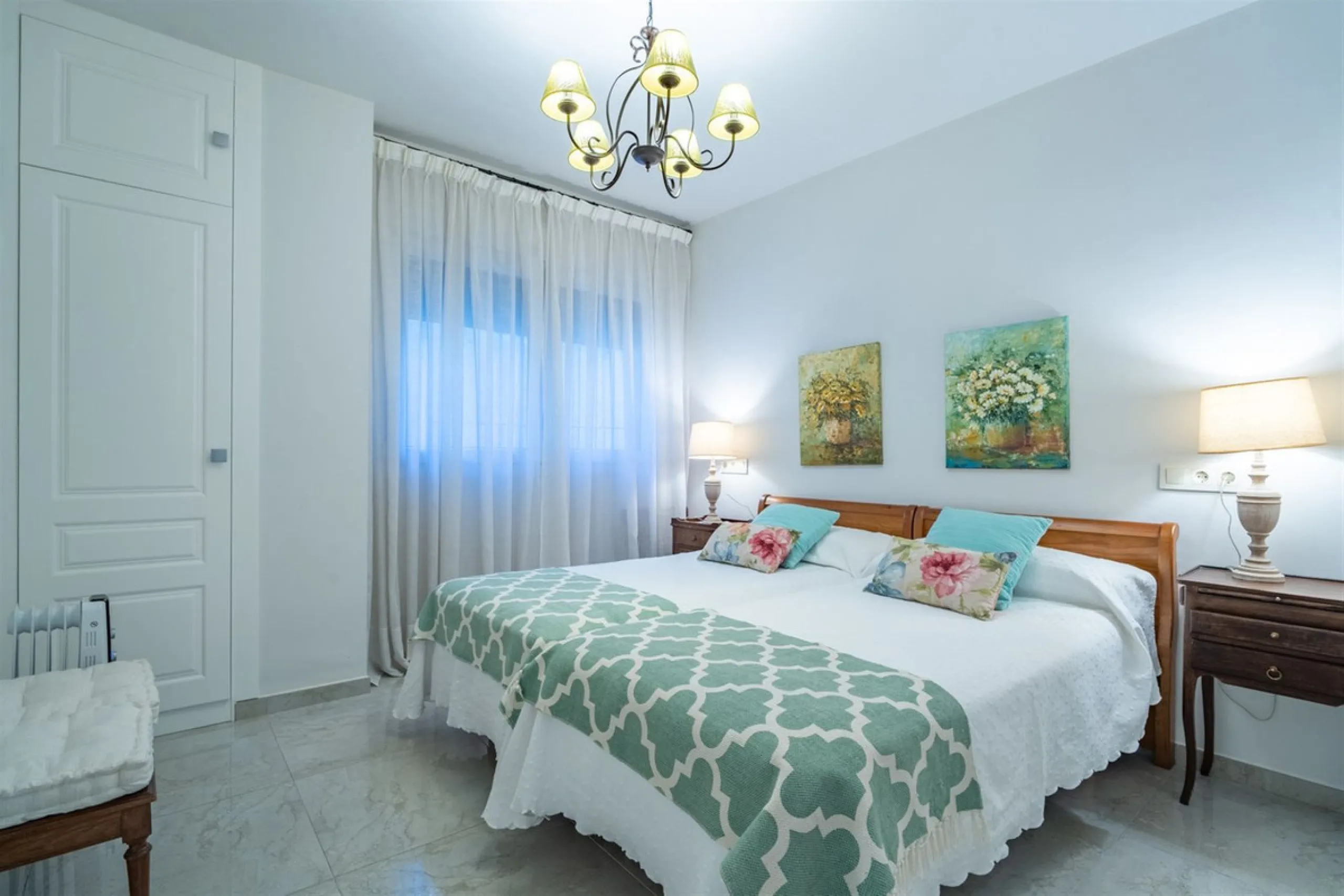 Discover this exclusive apartment of 128 m² of usable space, located in one of Málaga's most iconic areas: Paseo de Reding, just steps from the sea and very close to the historic city center.