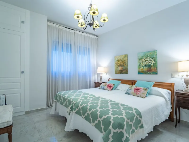Discover this exclusive apartment of 128 m² of usable space, located in one of Málaga's most iconic areas: Paseo de Reding, just steps from the sea and very close to the historic city center.