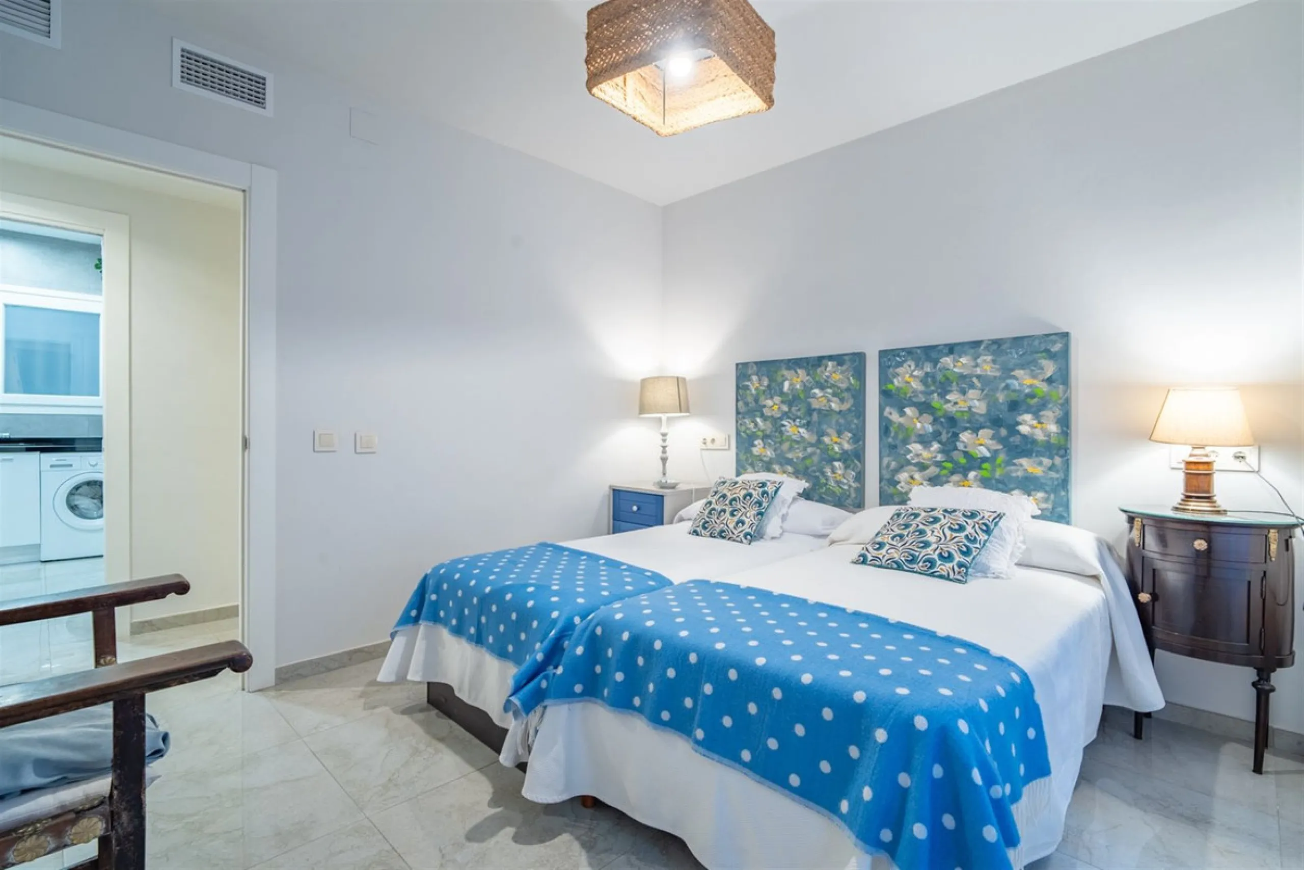 Discover this exclusive apartment of 128 m² of usable space, located in one of Málaga's most iconic areas: Paseo de Reding, just steps from the sea and very close to the historic city center.