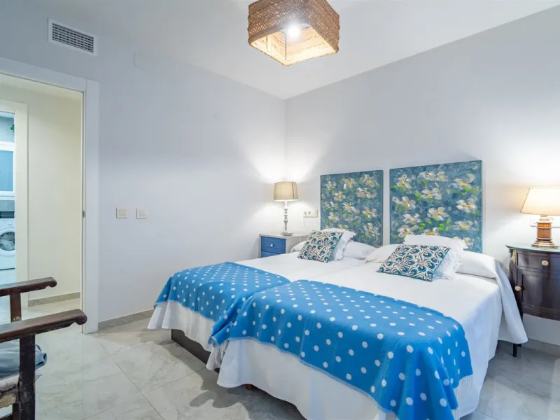 Discover this exclusive apartment of 128 m² of usable space, located in one of Málaga's most iconic areas: Paseo de Reding, just steps from the sea and very close to the historic city center.