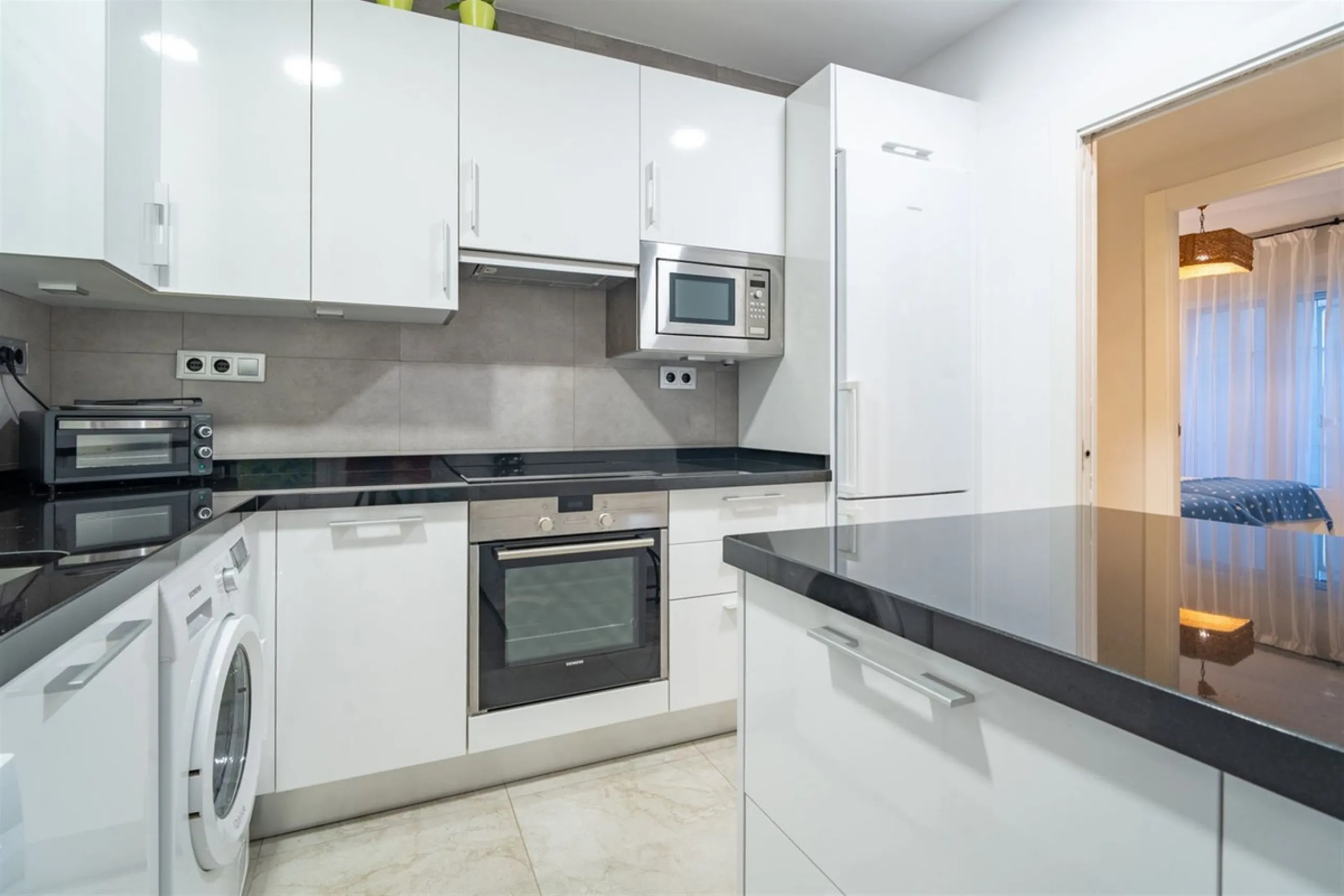 Discover this exclusive apartment of 128 m² of usable space, located in one of Málaga's most iconic areas: Paseo de Reding, just steps from the sea and very close to the historic city center.
