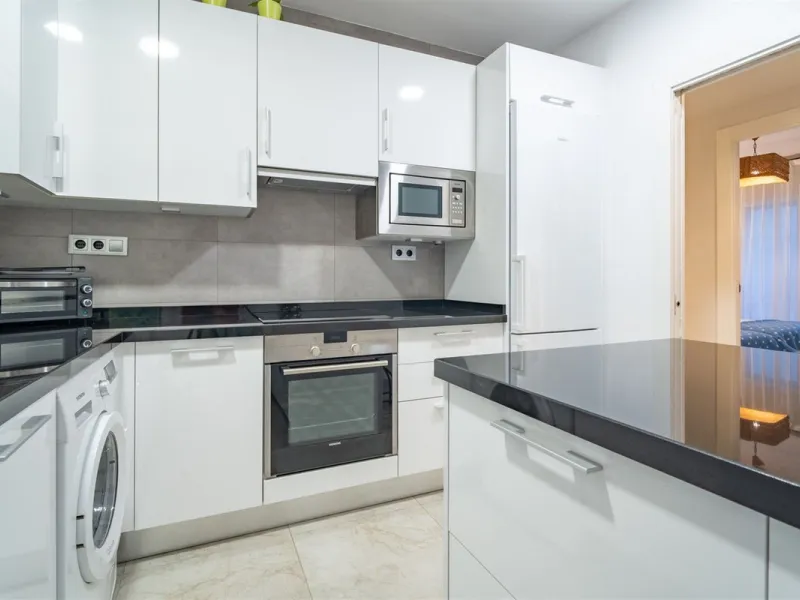 Discover this exclusive apartment of 128 m² of usable space, located in one of Málaga's most iconic areas: Paseo de Reding, just steps from the sea and very close to the historic city center.