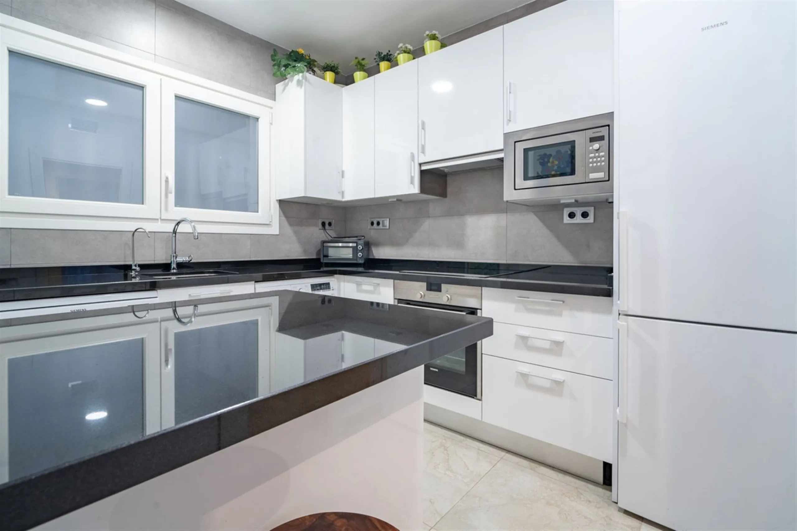 Discover this exclusive apartment of 128 m² of usable space, located in one of Málaga's most iconic areas: Paseo de Reding, just steps from the sea and very close to the historic city center.