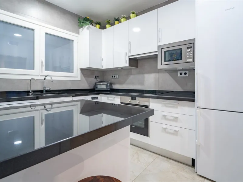 Discover this exclusive apartment of 128 m² of usable space, located in one of Málaga's most iconic areas: Paseo de Reding, just steps from the sea and very close to the historic city center.