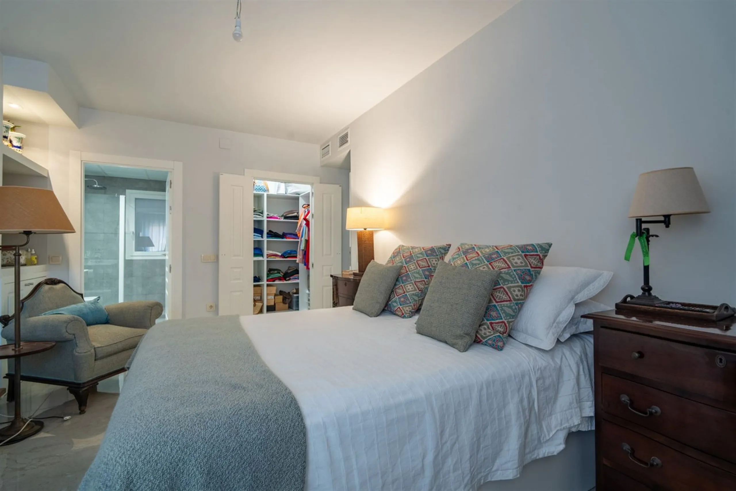 Discover this exclusive apartment of 128 m² of usable space, located in one of Málaga's most iconic areas: Paseo de Reding, just steps from the sea and very close to the historic city center.