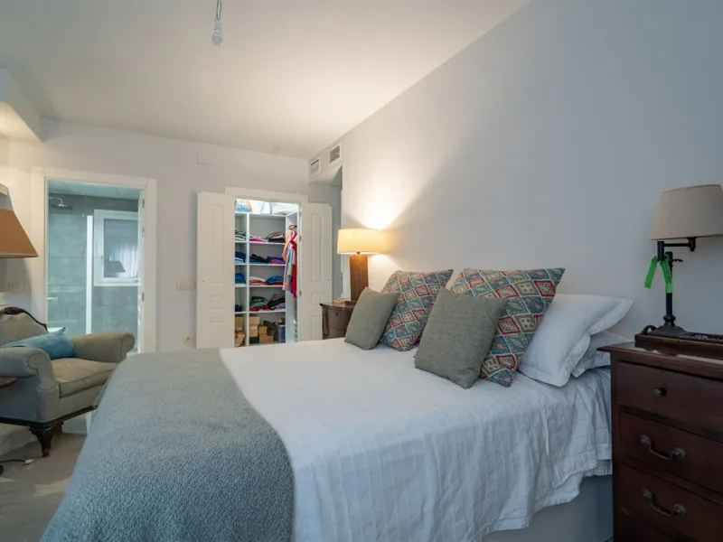 Discover this exclusive apartment of 128 m² of usable space, located in one of Málaga's most iconic areas: Paseo de Reding, just steps from the sea and very close to the historic city center.