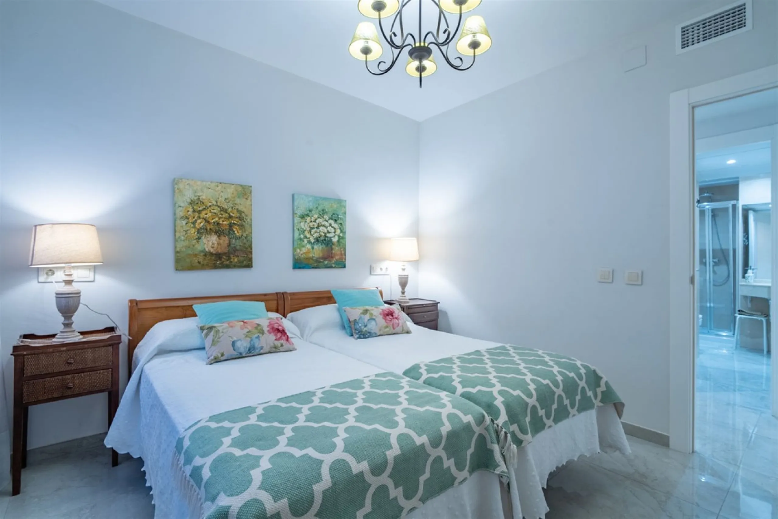 Discover this exclusive apartment of 128 m² of usable space, located in one of Málaga's most iconic areas: Paseo de Reding, just steps from the sea and very close to the historic city center.