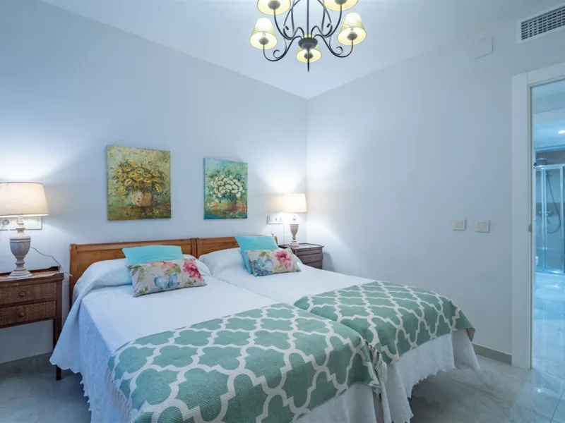 Discover this exclusive apartment of 128 m² of usable space, located in one of Málaga's most iconic areas: Paseo de Reding, just steps from the sea and very close to the historic city center.