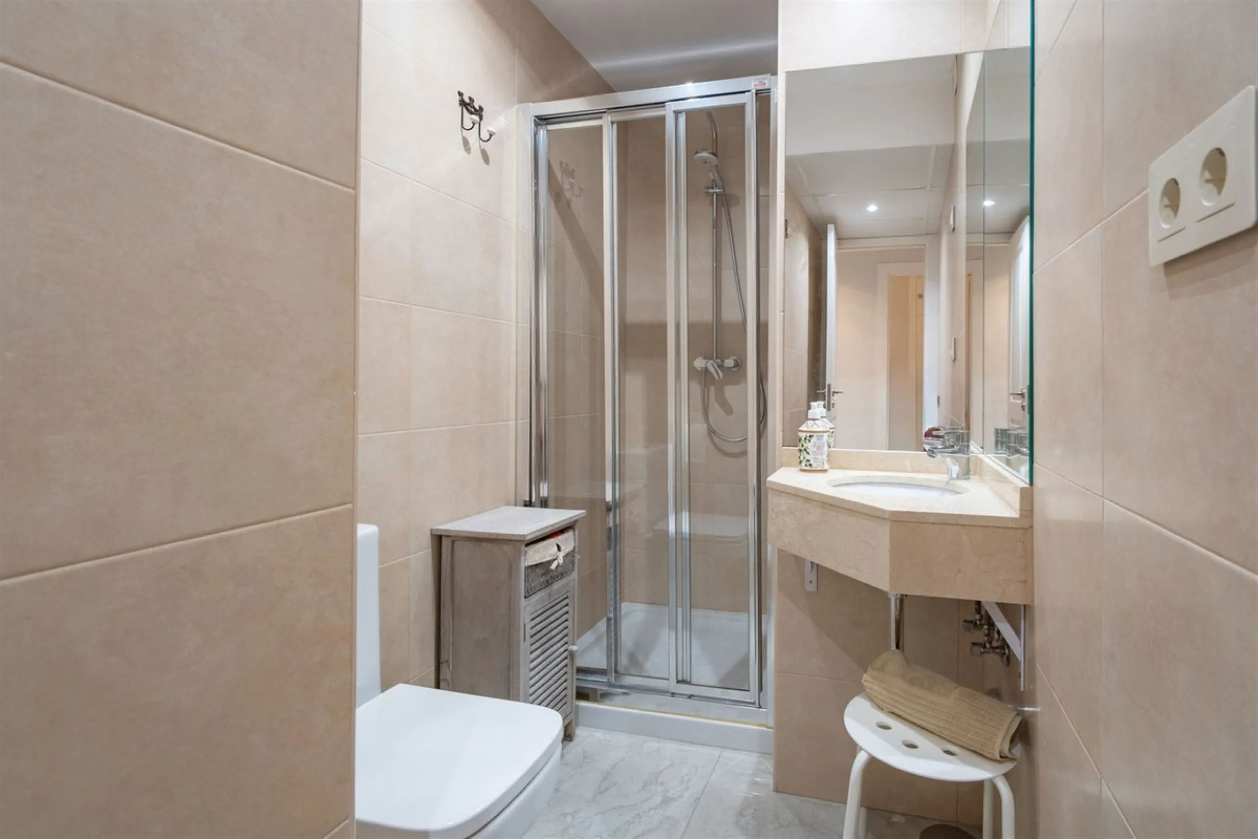 Discover this exclusive apartment of 128 m² of usable space, located in one of Málaga's most iconic areas: Paseo de Reding, just steps from the sea and very close to the historic city center.
