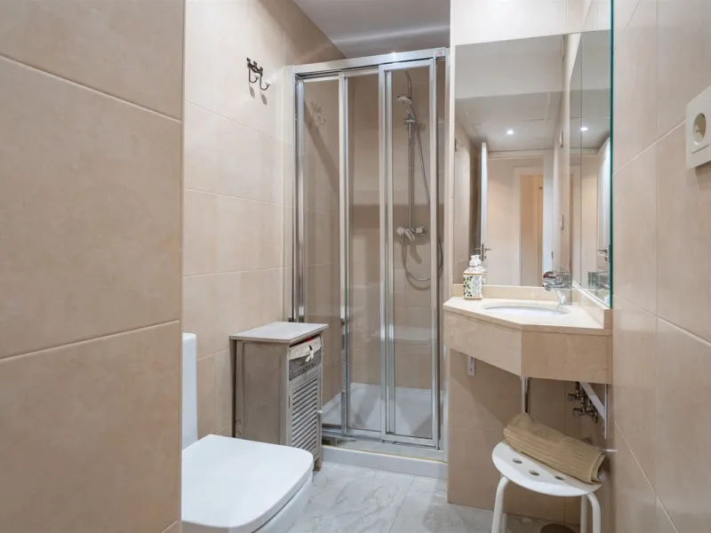 Discover this exclusive apartment of 128 m² of usable space, located in one of Málaga's most iconic areas: Paseo de Reding, just steps from the sea and very close to the historic city center.