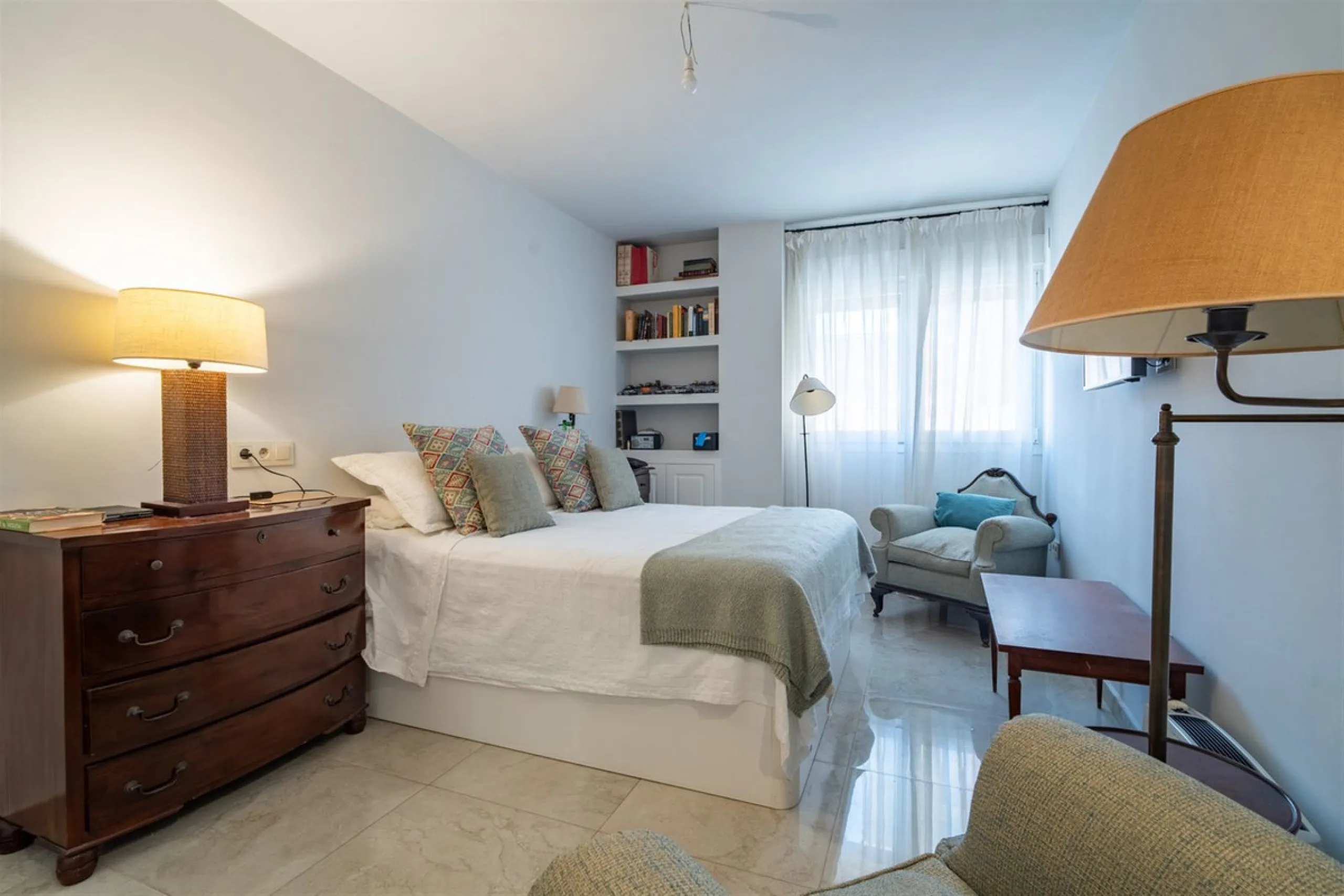 Discover this exclusive apartment of 128 m² of usable space, located in one of Málaga's most iconic areas: Paseo de Reding, just steps from the sea and very close to the historic city center.