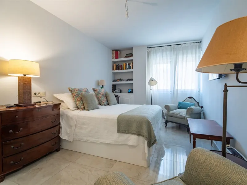 Discover this exclusive apartment of 128 m² of usable space, located in one of Málaga's most iconic areas: Paseo de Reding, just steps from the sea and very close to the historic city center.