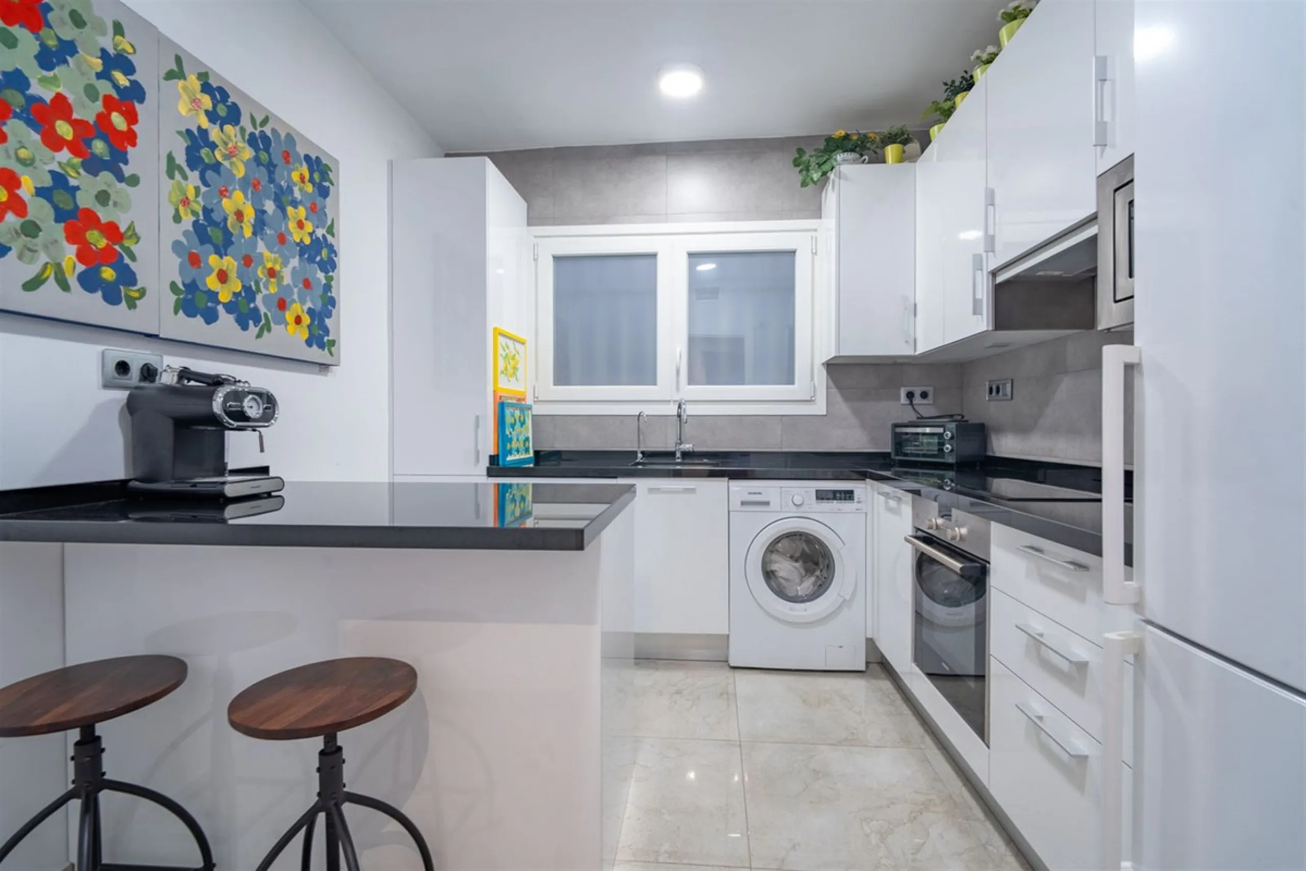 Discover this exclusive apartment of 128 m² of usable space, located in one of Málaga's most iconic areas: Paseo de Reding, just steps from the sea and very close to the historic city center.