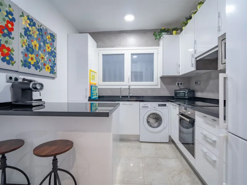 Discover this exclusive apartment of 128 m² of usable space, located in one of Málaga's most iconic areas: Paseo de Reding, just steps from the sea and very close to the historic city center.