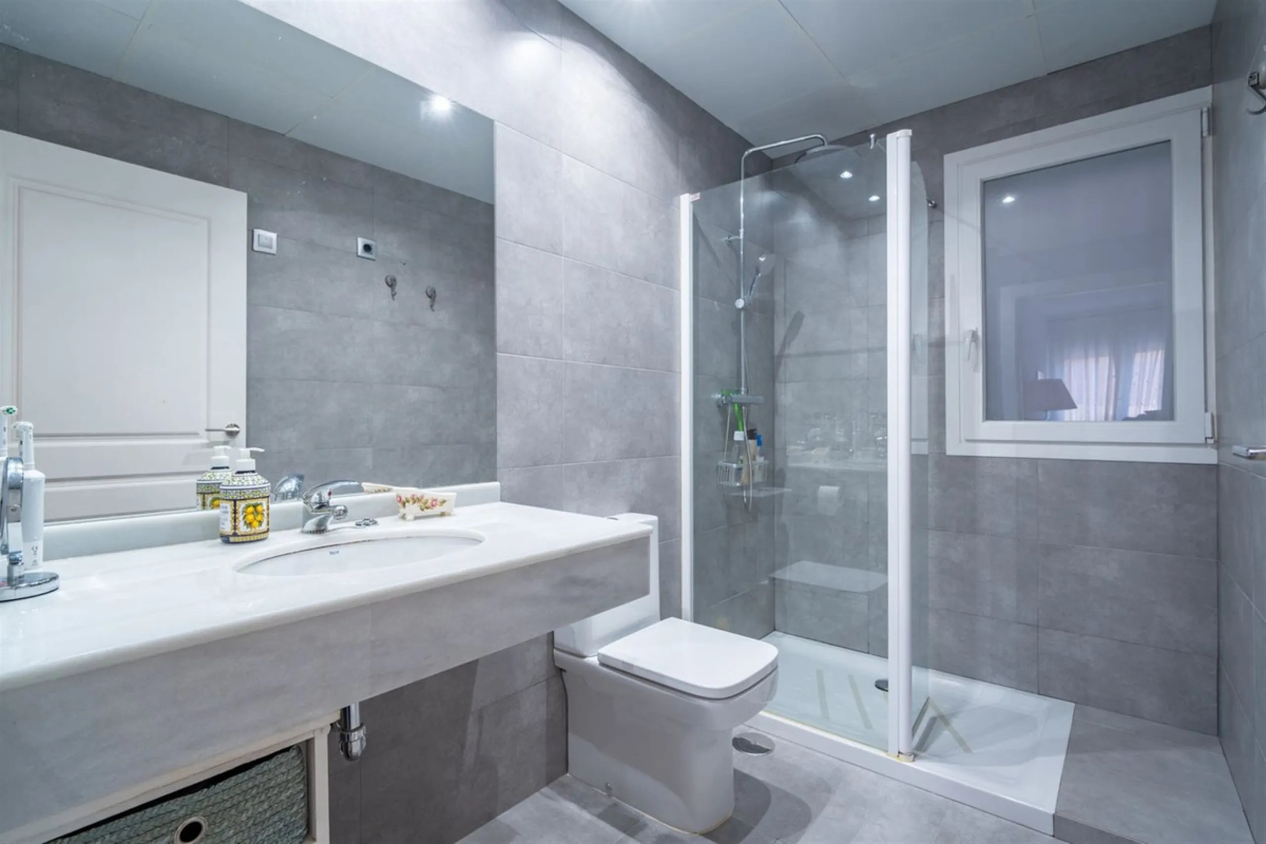 Discover this exclusive apartment of 128 m² of usable space, located in one of Málaga's most iconic areas: Paseo de Reding, just steps from the sea and very close to the historic city center.