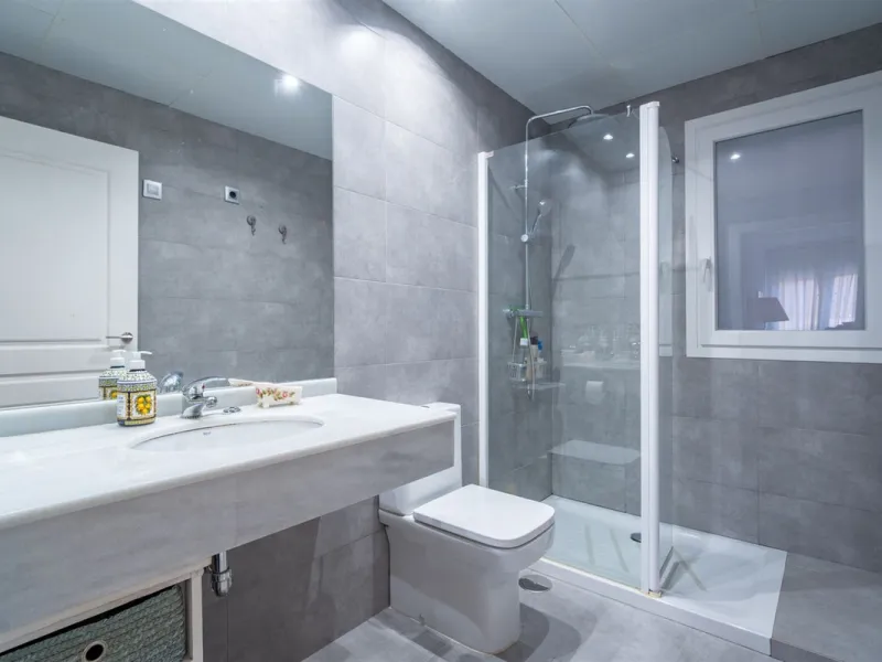 Discover this exclusive apartment of 128 m² of usable space, located in one of Málaga's most iconic areas: Paseo de Reding, just steps from the sea and very close to the historic city center.