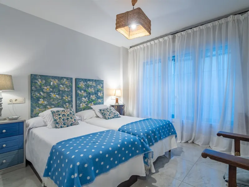 Discover this exclusive apartment of 128 m² of usable space, located in one of Málaga's most iconic areas: Paseo de Reding, just steps from the sea and very close to the historic city center.
