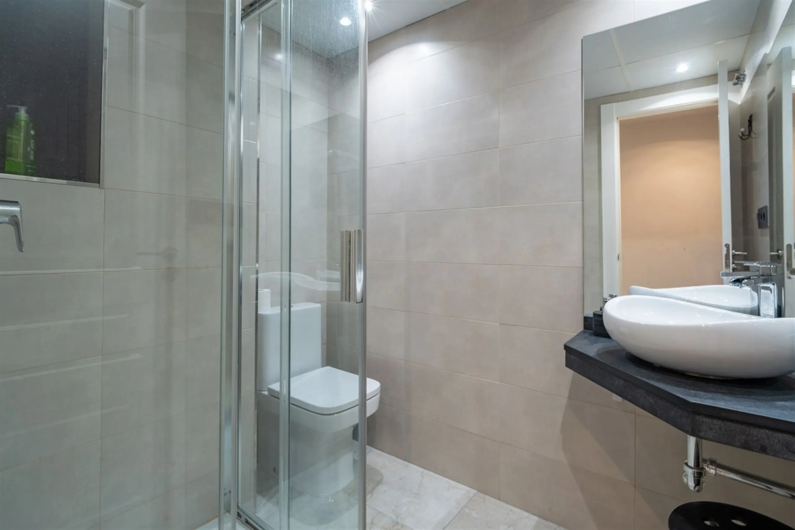 Discover this exclusive apartment of 128 m² of usable space, located in one of Málaga's most iconic areas: Paseo de Reding, just steps from the sea and very close to the historic city center.