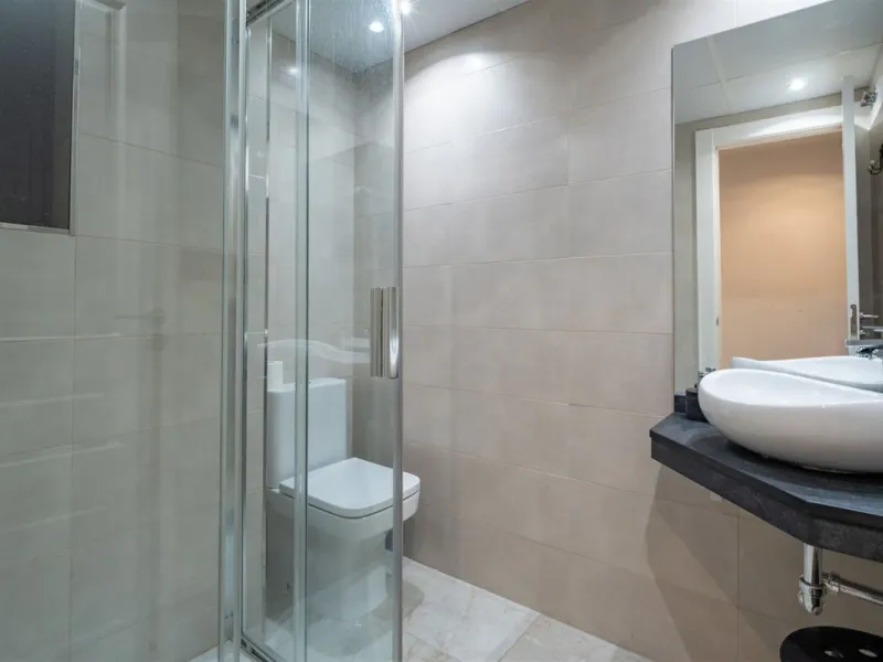 Discover this exclusive apartment of 128 m² of usable space, located in one of Málaga's most iconic areas: Paseo de Reding, just steps from the sea and very close to the historic city center.