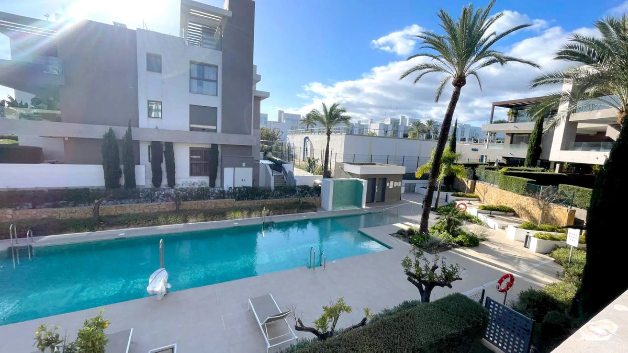 Apartment - Middle Floor Apartment в продаже в Estepona, Málaga. В доме 2 спален и 2 ванных комнат. Площадь дома 120 м²
