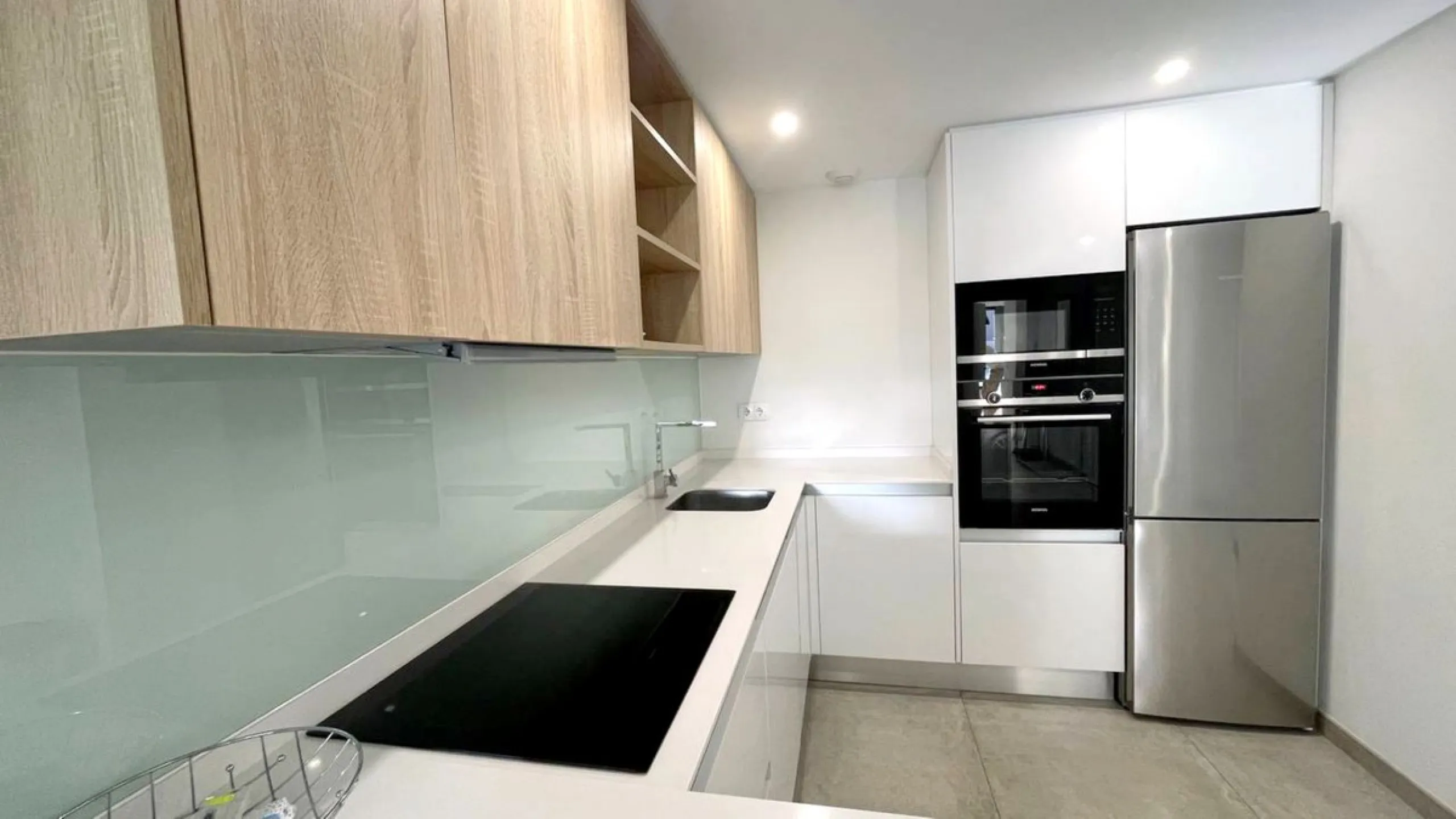 Apartment - Middle Floor Apartment в продаже в Estepona, Málaga. В доме 2 спален и 2 ванных комнат. Площадь дома 120 м²