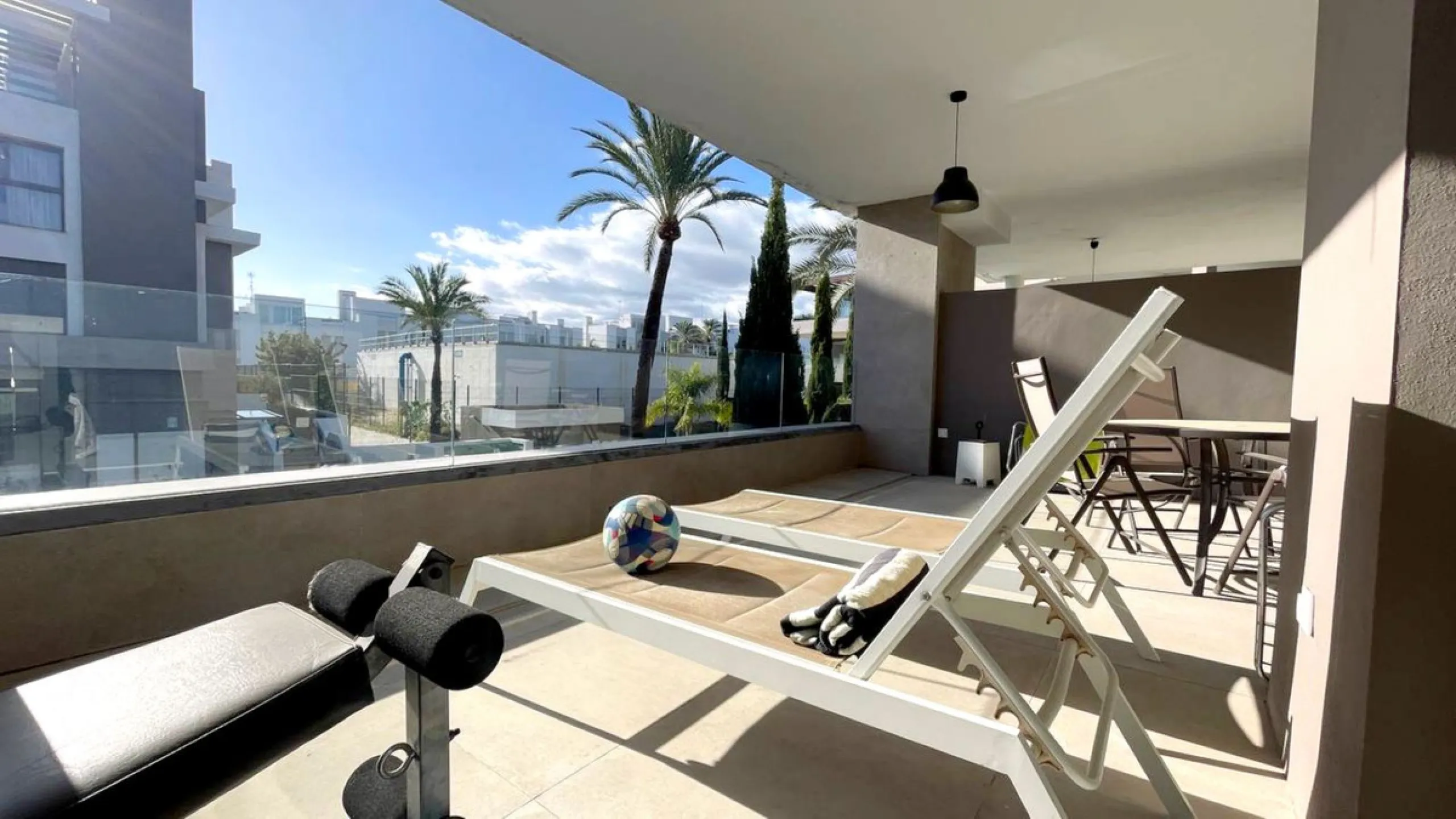 Apartment - Middle Floor Apartment в продаже в Estepona, Málaga. В доме 2 спален и 2 ванных комнат. Площадь дома 120 м²
