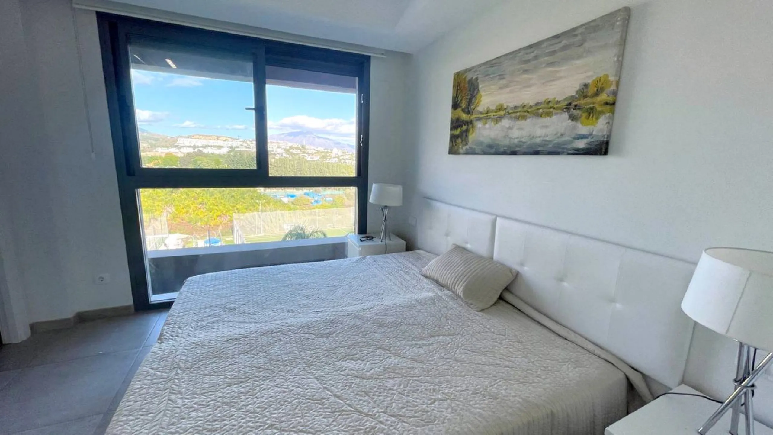 Apartment - Middle Floor Apartment в продаже в Estepona, Málaga. В доме 2 спален и 2 ванных комнат. Площадь дома 120 м²