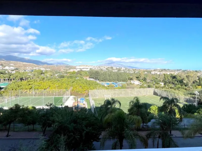 Apartment - Middle Floor Apartment в продаже в Estepona, Málaga. В доме 2 спален и 2 ванных комнат. Площадь дома 120 м²