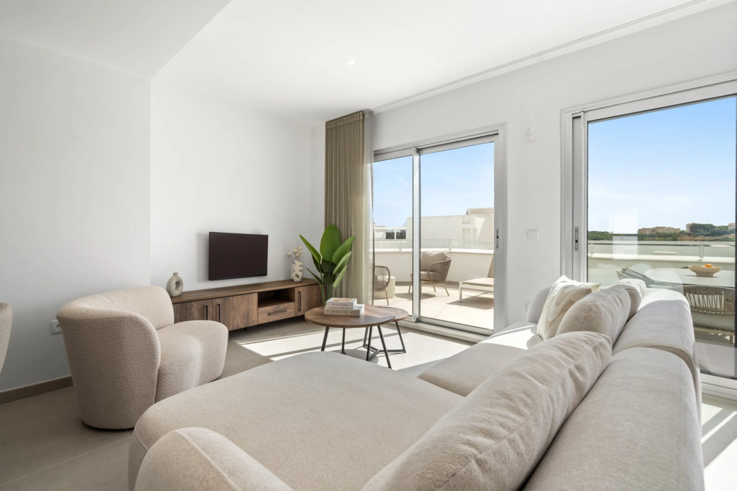 Apartment - Penthouse в продаже в Estepona, Málaga. В доме 3 спален и 2 ванных комнат. Площадь дома 104 м²