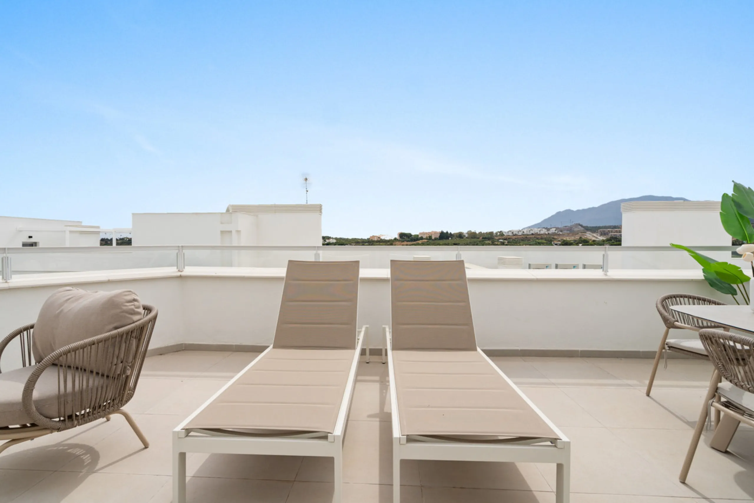 Apartment - Penthouse в продаже в Estepona, Málaga. В доме 3 спален и 2 ванных комнат. Площадь дома 104 м²