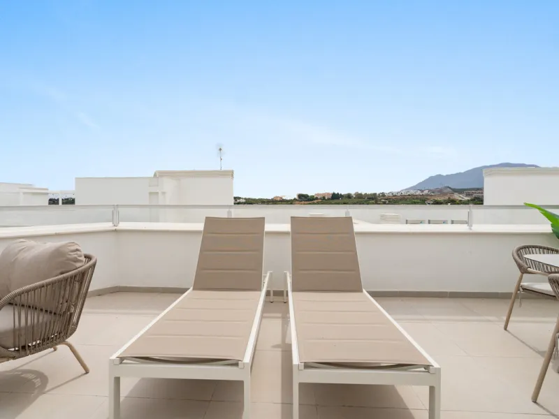 Apartment - Penthouse в продаже в Estepona, Málaga. В доме 3 спален и 2 ванных комнат. Площадь дома 104 м²