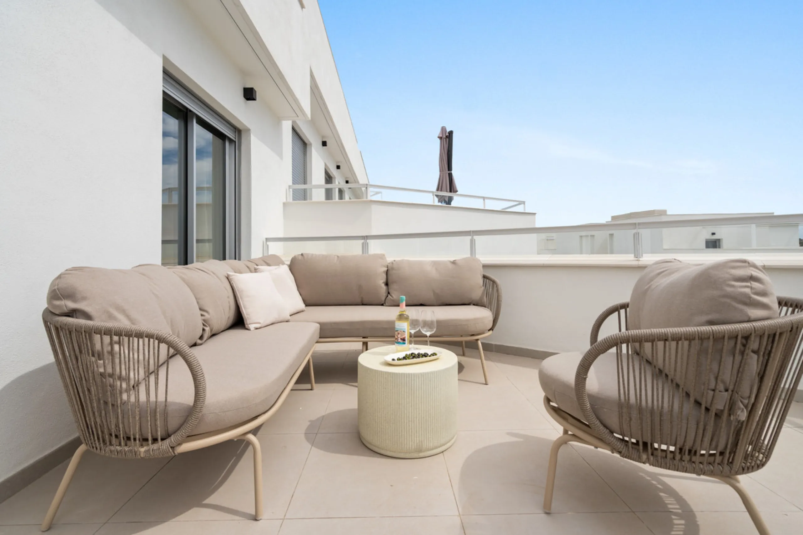 Apartment - Penthouse в продаже в Estepona, Málaga. В доме 3 спален и 2 ванных комнат. Площадь дома 104 м²
