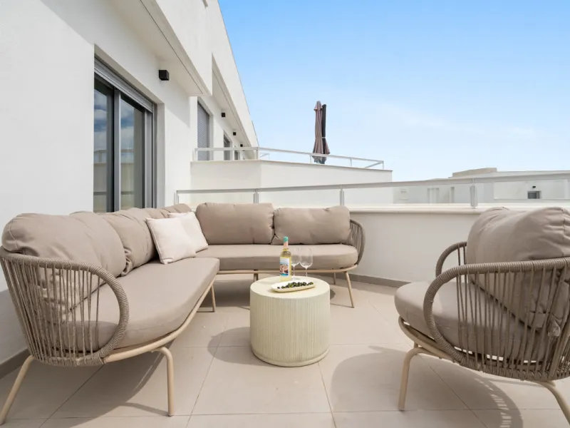 Apartment - Penthouse в продаже в Estepona, Málaga. В доме 3 спален и 2 ванных комнат. Площадь дома 104 м²
