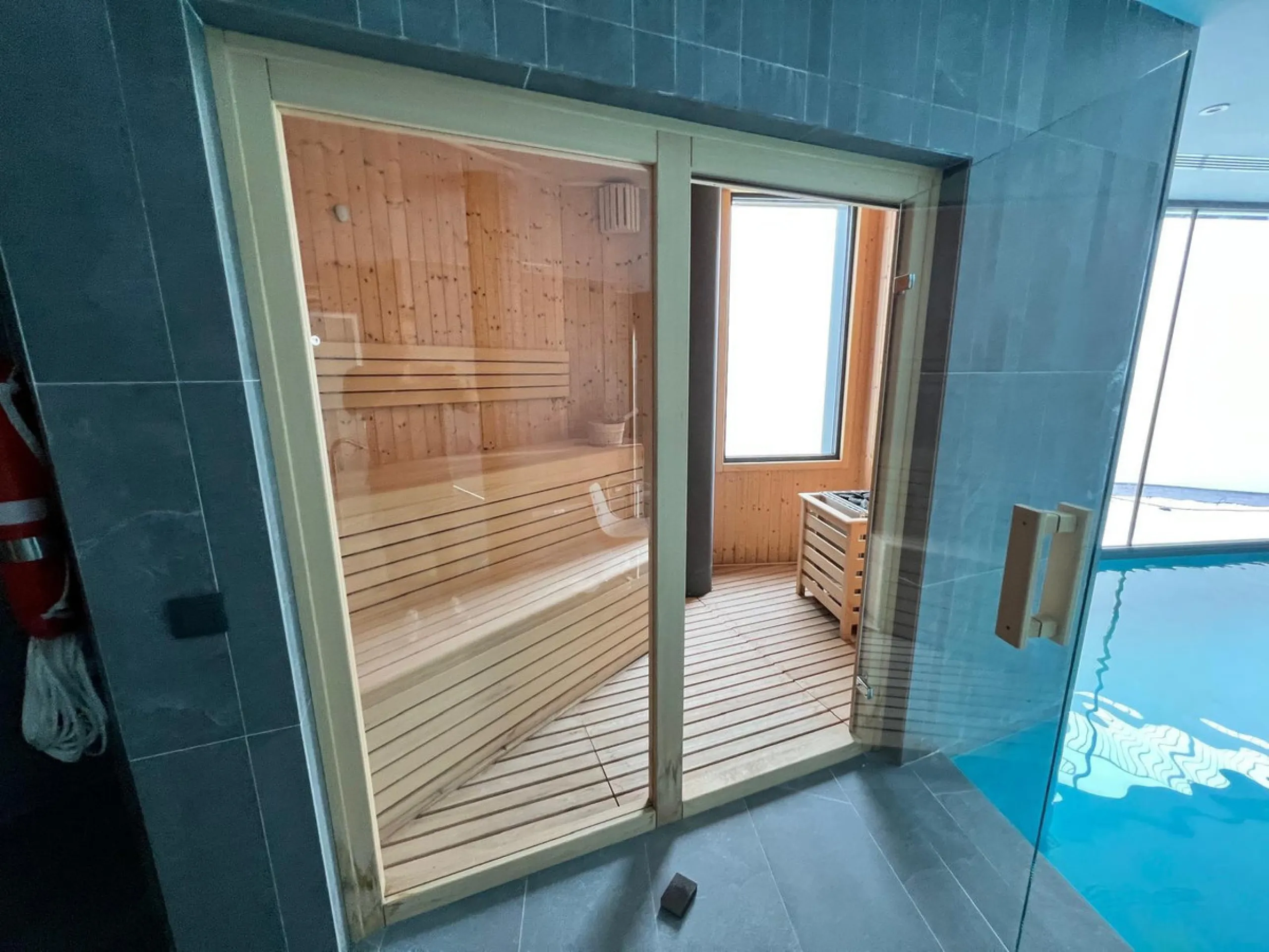 Apartment - Penthouse в продаже в Estepona, Málaga. В доме 3 спален и 2 ванных комнат. Площадь дома 104 м²