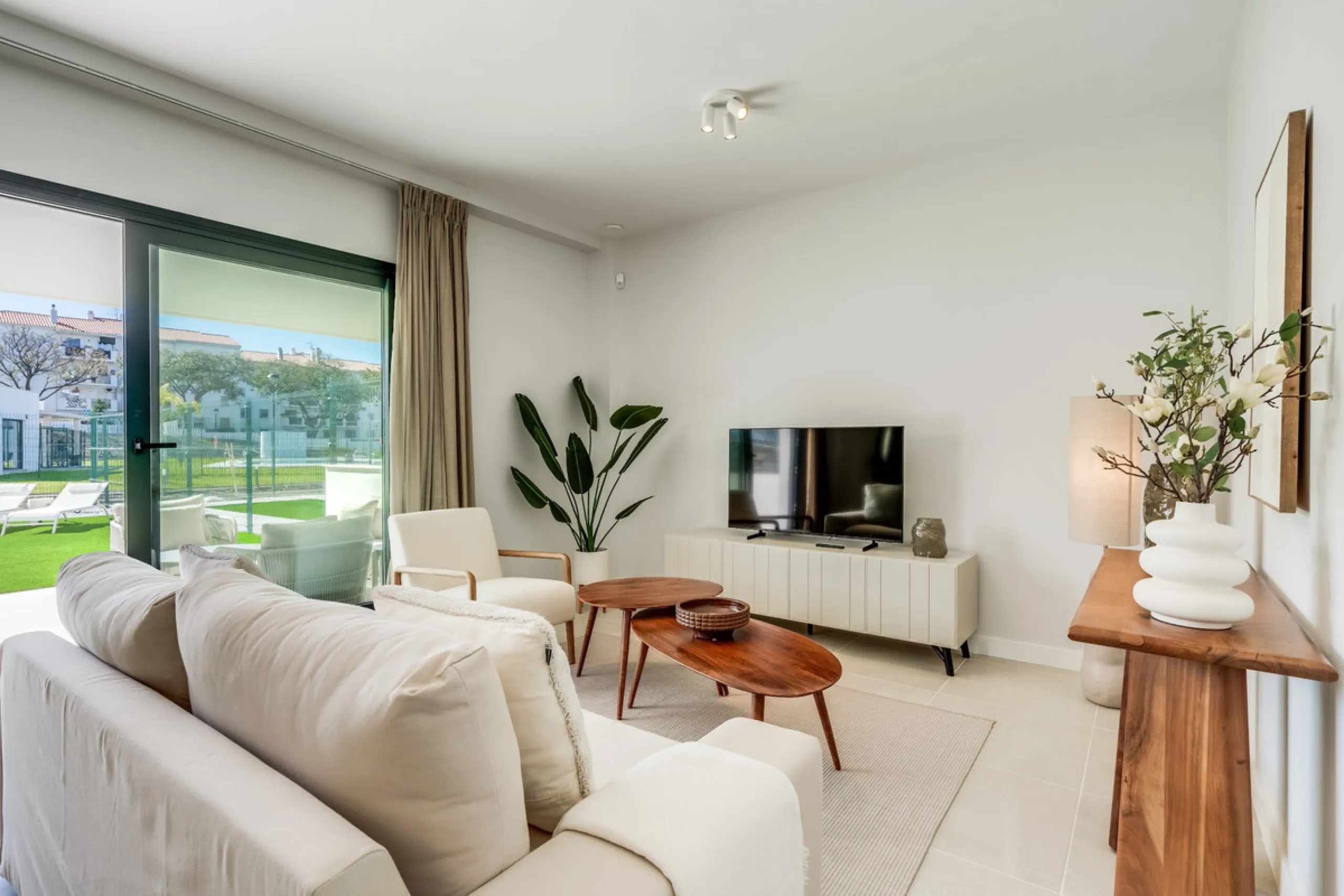 Apartment - Ground Floor Apartment в продаже в Estepona, Málaga. В доме 2 спален и 2 ванных комнат. Площадь дома 110 м²